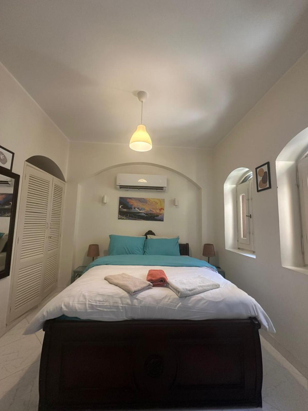 Apartament In Nubian , Behind Rihanna *